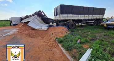 Motorista dorme ao volante e tomba combinação veicular na MG-146 no município de Serra do Salitre 