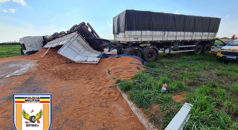 Motorista dorme ao volante e tomba combinação veicular na MG-146 no município de Serra do Salitre 