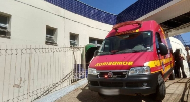 Motoqueiro que praticava direção perigosa leva tiro nas nádegas durante tentativa de abordagem 