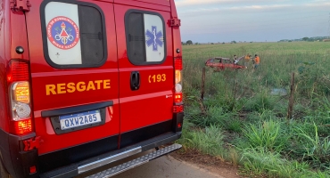 Condutora de 53 anos perde controle direcional e capota carro na estrada do Distrito de Alagoas