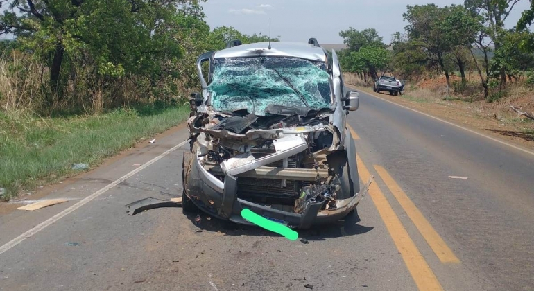 Acidente entre caminhão e automóvel deixa motorista ferido na  MG-410, em Presidente Olegário