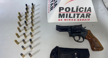 Mulher é detida por porte ilegal de arma de fogo durante operação de trânsito em Patos de Minas