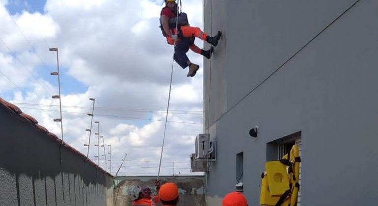 Pintor que ficou preso na parte externa de prédio é resgatado pelo Corpo de Bombeiros 