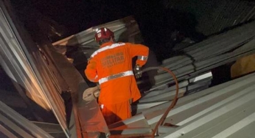 Corpo de Bombeiros resgata vacas após queda de estrutura em fazenda no município de Patos de Minas