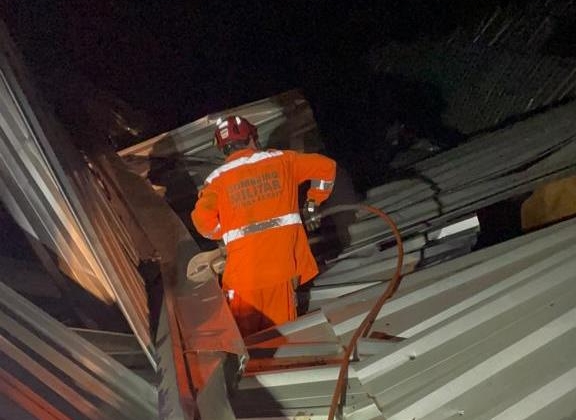 Corpo de Bombeiros resgata vacas após queda de estrutura em fazenda no município de Patos de Minas