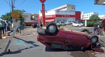 Motorista capota carro no centro de Patos de Minas após passar mal ao volante 