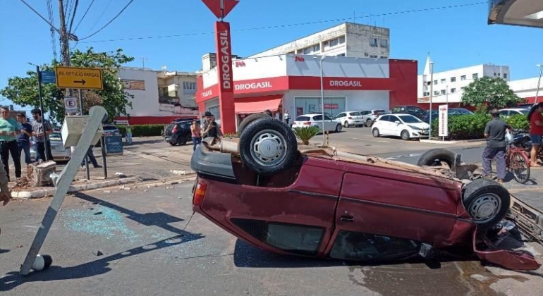 Motorista capota carro no centro de Patos de Minas após passar mal ao volante 