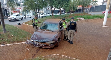 Motorista foge após invadir praça em rotatória na cidade de Patos de Minas 