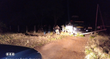 Passageiro de caminhão que transportava trator roubado em fazenda é morto após motorista tentar jogar veículo contra policiais militares em Presidente Olegário 