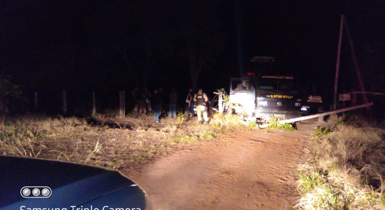 Passageiro de caminhão que transportava trator roubado em fazenda é morto após motorista tentar jogar veículo contra policiais militares em Presidente Olegário 