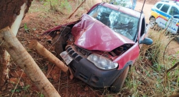 Motorista embriagado colide veículo contra árvore em estrada vicinal de Patos de Minas