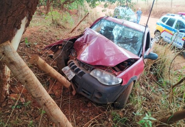 Motorista embriagado colide veículo contra árvore em estrada vicinal de Patos de Minas