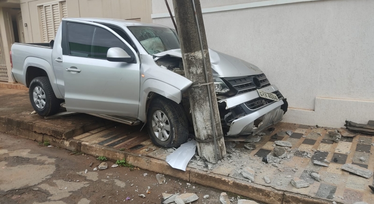 Carmo do Paranaíba - Motorista passa mal ao volante e atinge parede de imóvel e poste de iluminação pública 