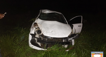 Após aquaplanar carro capota e deixa passageiros feridos, no município de Serra do Salitre