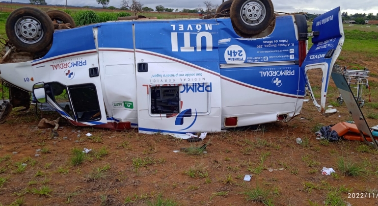 Paciente e filho ficam feridos em capotamento de ambulância na BR-146 no Distrito de Brejo Bonito 