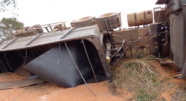 Motorista desvia a atenção com abacate e tomba bitrem carregado de sorgo na MG-188