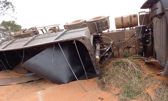 Motorista desvia a atenção com abacate e tomba bitrem carregado de sorgo na MG-188