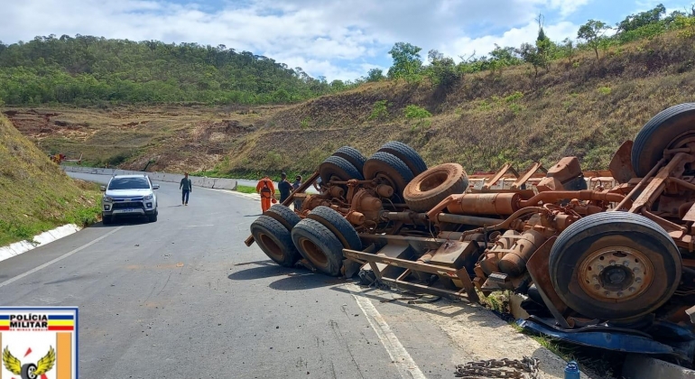 Serra da Catiara: caminhão tomba e deixa condutor ferido