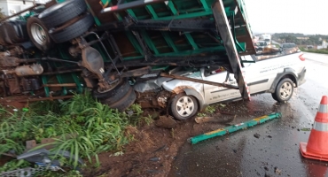 Caminhão roda na pista e atinge automóvel na BR-365 em Patos de Minas; motorista do carro fica ferido