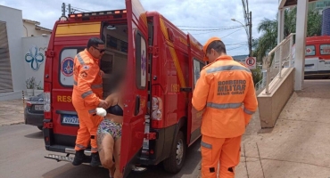 Homem enfurecido esfaqueia três pessoas e agride irmã em Patos de Minas