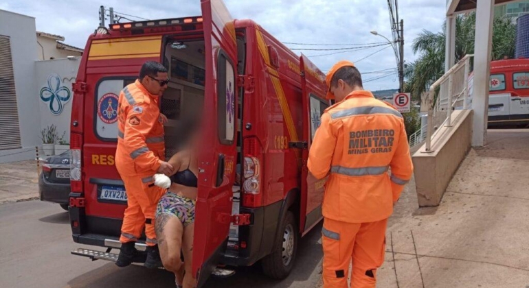 Homem enfurecido esfaqueia três pessoas e agride irmã em Patos de Minas