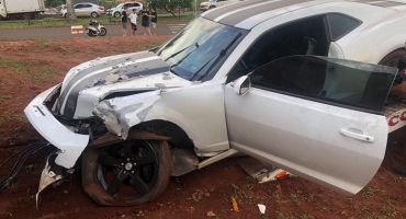 Adolescente pega chave de carro de luxo escondido do sogro e colide veículo em muro de residência