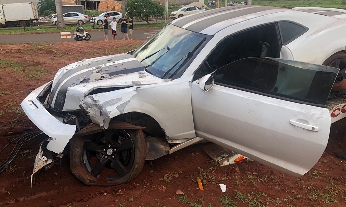 Adolescente pega chave de carro de luxo escondido do sogro e colide veículo em muro de residência