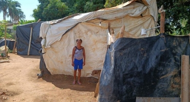 Amigos fazem campanha para arrecadar materiais e construir casa para idosa que vive em barraco na cidade de Lagoa Grande