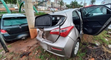 Acidente em semáforo na cidade de Patos de Minas deixa duas pessoas feridas