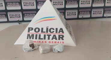 Polícia Militar de Carmo do Paranaíba apreende droga e encaminha duas pessoas para a delegacia