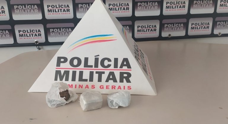 Polícia Militar de Carmo do Paranaíba apreende droga e encaminha duas pessoas para a delegacia