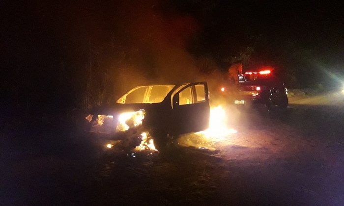 Incêndio consome veículo na zona rural de Patos de Minas