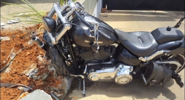 Motociclista abandona “Harley Davidson” após colidir veículo contra muro de empresa em Patos de Minas