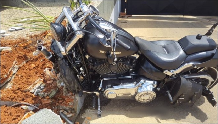 Motociclista abandona “Harley Davidson” após colidir veículo contra muro de empresa em Patos de Minas