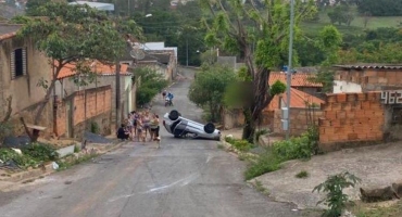 Motorista inabilitada capota carro com filhas de 2 e 15 anos em Patos de Minas