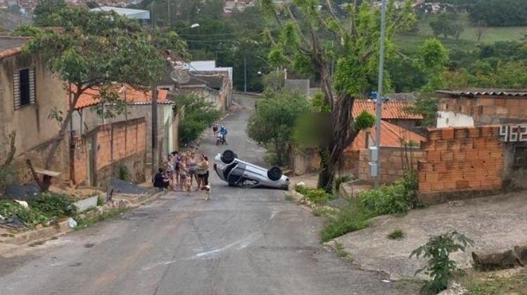 Motorista inabilitada capota carro com filhas de 2 e 15 anos em Patos de Minas