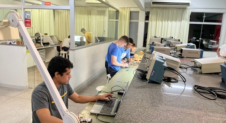 Alunos de Engenharia Elétrica desenvolvem fonte de tensão para experimento Alunos de Engenharia Elétrica desenvolvem fonte de tensão para experimento