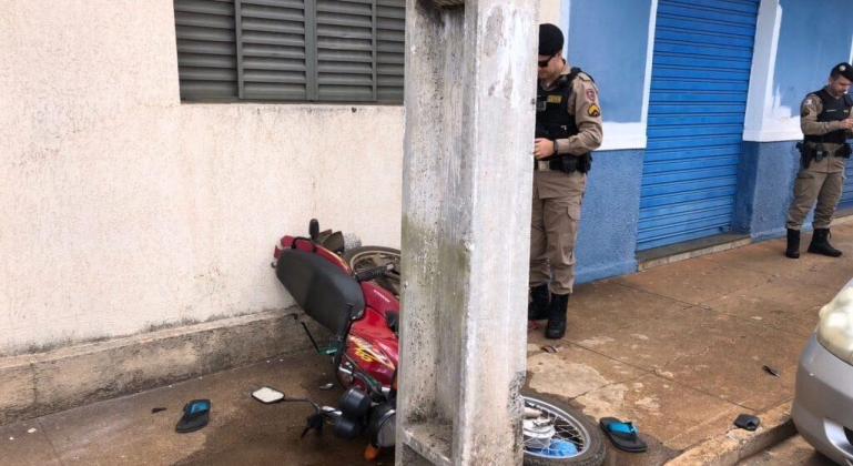 Motoqueiro colide contra poste, carro e parede de casa em Patos de Minas 