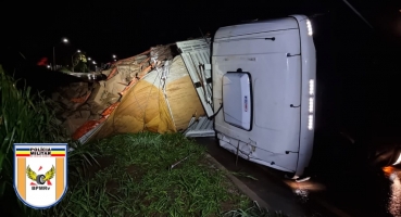 Caminhão carregado com cenoura tomba no trevo de Lagoa Formosa e motorista escapa sem ferimentos 