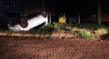 Patos de Minas: motorista perde controle direcional e capota carro próximo à Escola Agrícola