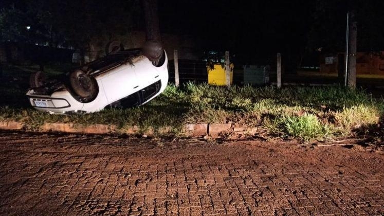 Patos de Minas: motorista perde controle direcional e capota carro próximo à Escola Agrícola