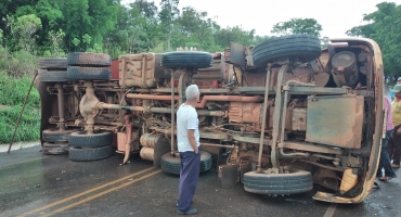 BR-354 entre Patos de Minas e Lagoa Formosa fica interditada após caminhão tombar na pista