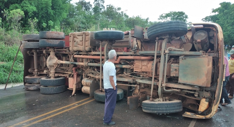 BR-354 entre Patos de Minas e Lagoa Formosa fica interditada após caminhão tombar na pista