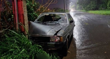 Idosos ficam feridos após carro colidir contra poste de iluminação pública em Patos de Minas