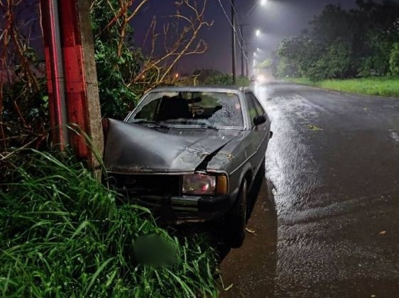 Idosos ficam feridos após carro colidir contra poste de iluminação pública em Patos de Minas