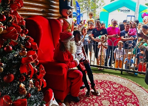 Crianças patenses rececebem o Papai Noel na Avenida Getúlio Vargas com muita alegria  