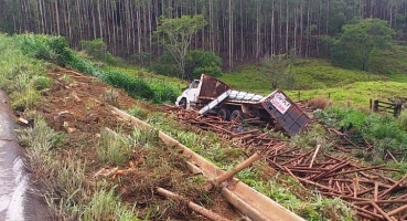 Motorista fica ferido após caminhão sair da pista e capotar na “Curva da Morte” da BR-365