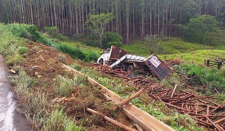 Motorista fica ferido após caminhão sair da pista e capotar na “Curva da Morte” da BR-365