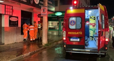 Mulher agride companheiro com pedrada na cabeça no centro de Patos de Minas