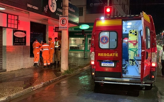 Mulher agride companheiro com pedrada na cabeça no centro de Patos de Minas